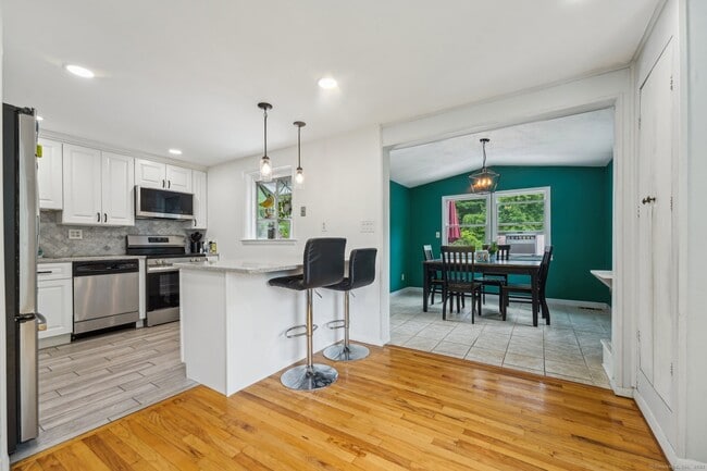 Building Photo - 44 Simsbury Manor Dr
