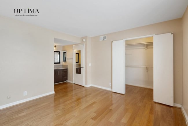 Building Photo - Timeless Comfort in Tarzana – 3-Bedroom Co...