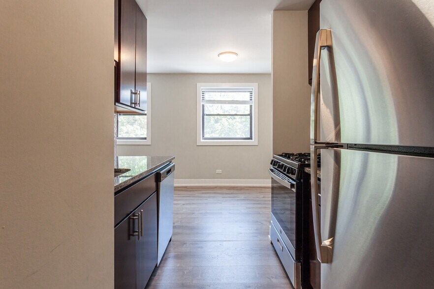 Building Photo - 525 W Surf St