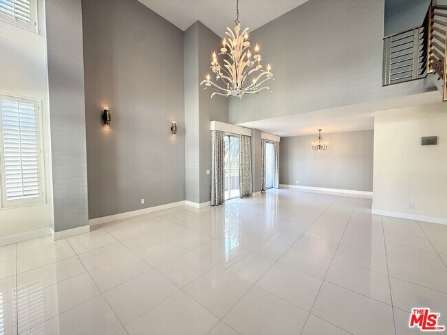 Building Photo - 121 S Palm Dr