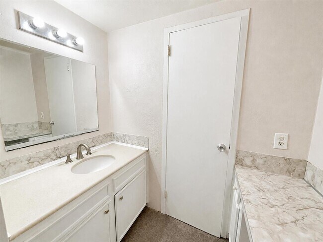Building Photo - 7520 Hornwood Dr