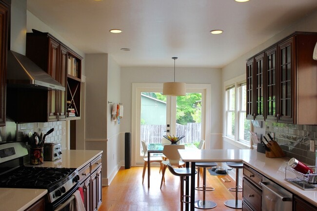 Building Photo - Beautiful Queen Anne Craftsman Home!