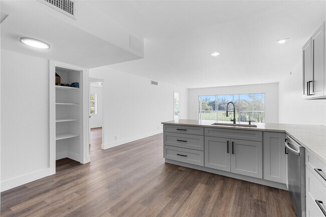 Building Photo - 2800 N Palm Aire Dr