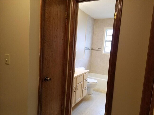Building Photo - Massive 4 bed 2 bath home for rent