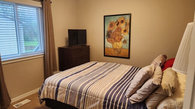 Building Photo - Charming 4BR House in Woodridge