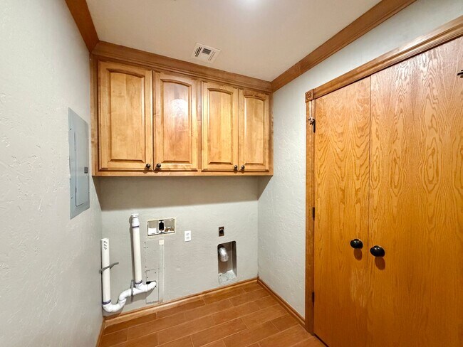 Building Photo - 6933 NW Eisenhower Dr
