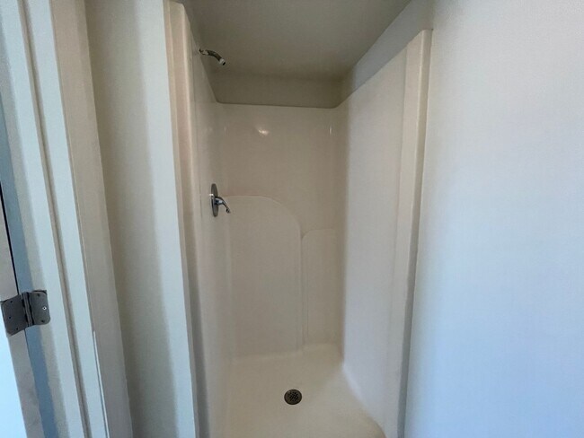Building Photo - Updated 3 bed 2 bath duplex near downtown ...