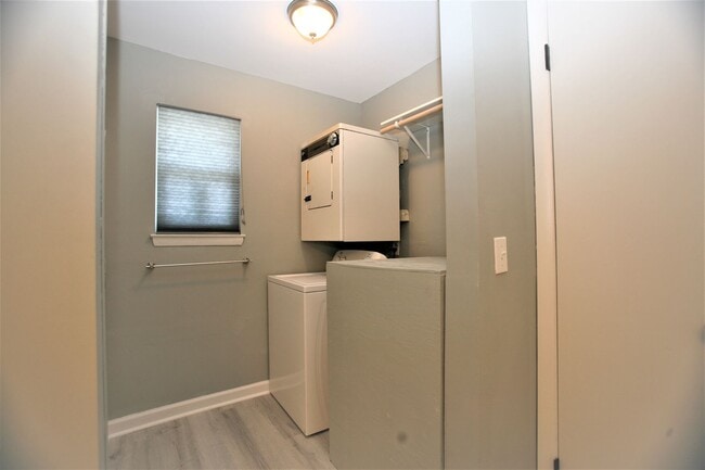 Building Photo - Beautifully updated 1 bedroom apartment within walking distance to the beach!