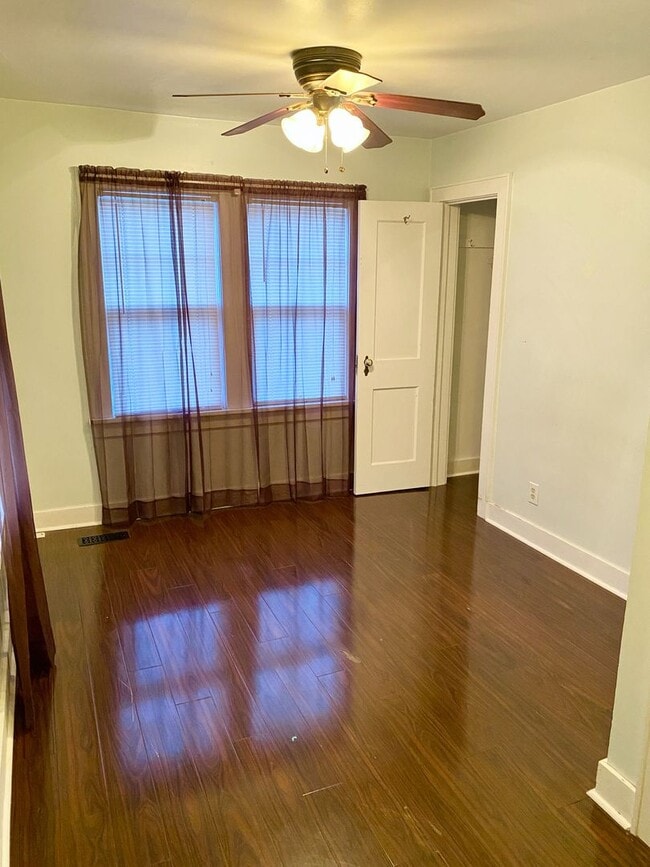 Building Photo - 1 bedroom home w/ fenced in yard