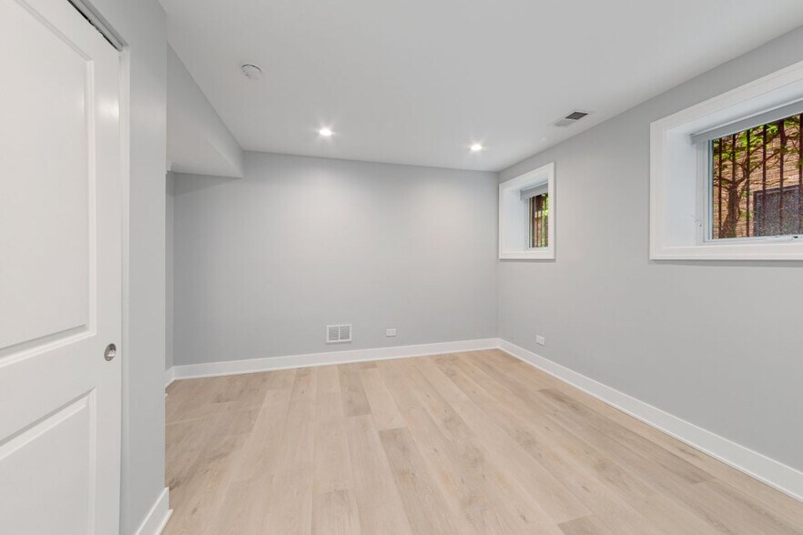 Building Photo - 935 W Winona St