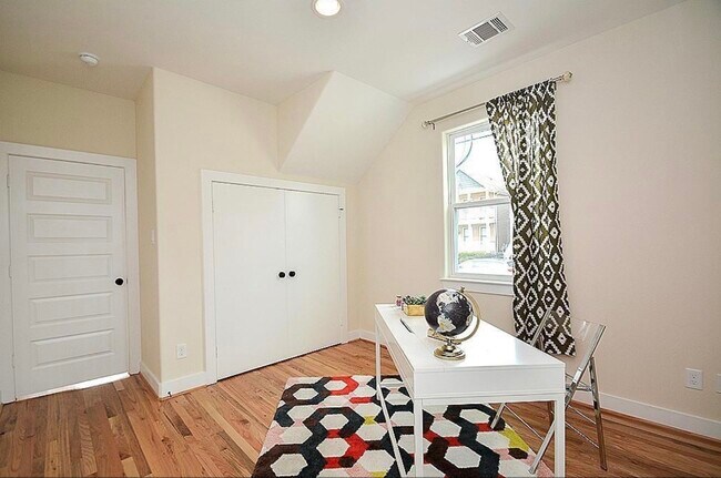 Building Photo - 1548 W 23rd St