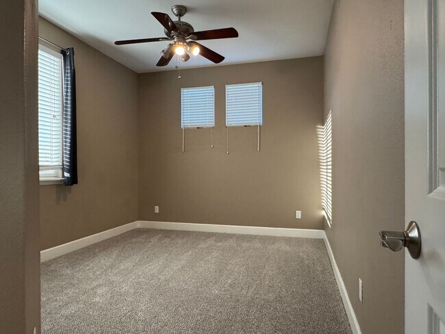 Building Photo - Lincoln Crossing 6 bedroom home with new c...