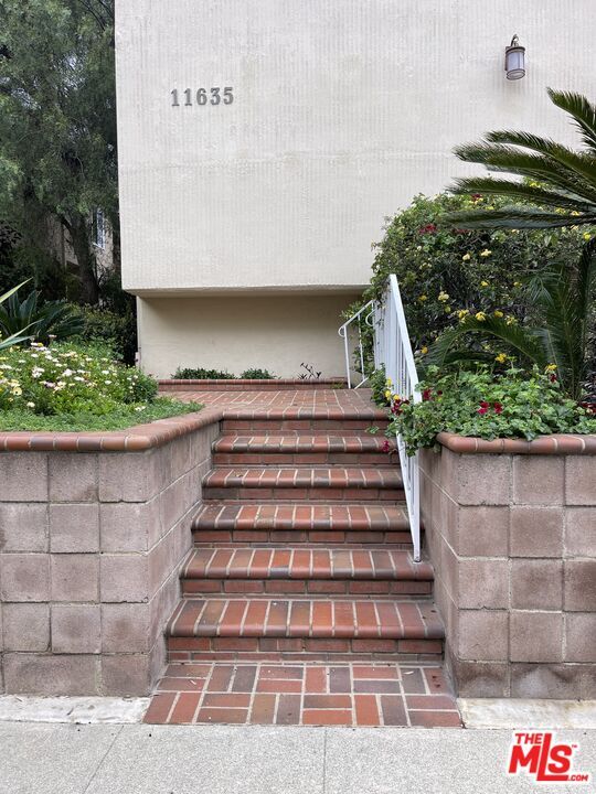 Building Photo - 11635 Mayfield Ave