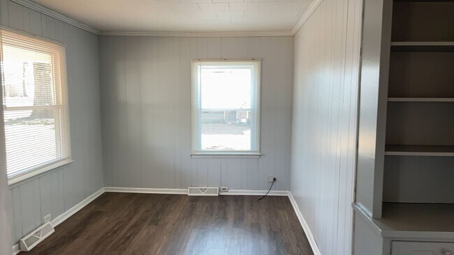 Building Photo - 3 bedroom 1 bathroom house available