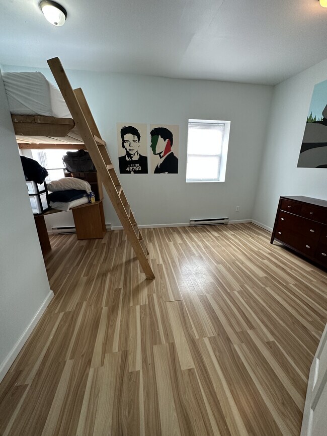 Building Photo - 5 Main St