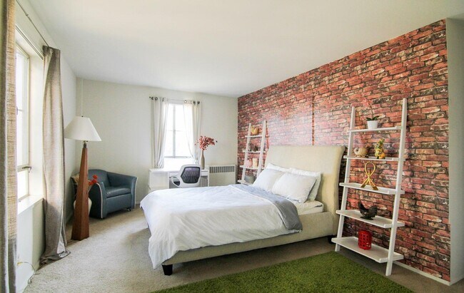 Fully furnished - 431 S Burnside Ave