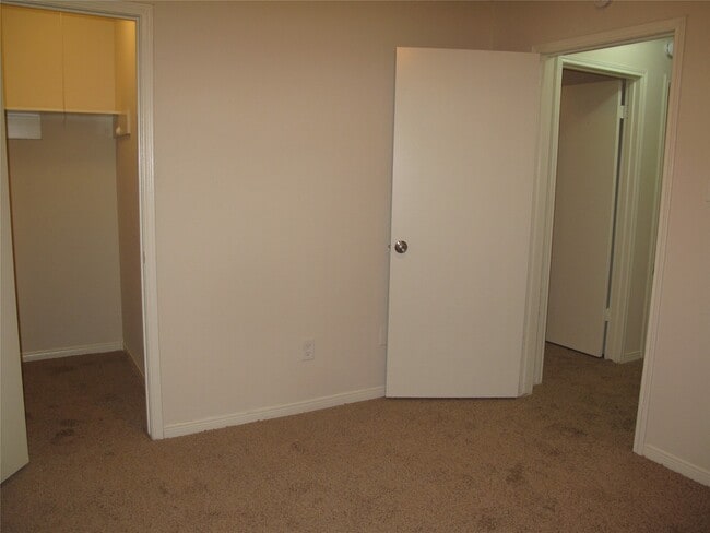 Building Photo - 6906 Sandy Knolls Dr