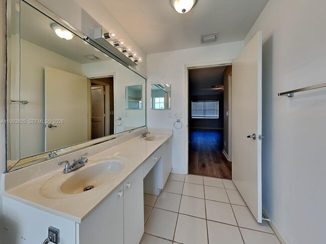 Building Photo - 2501 Stonegate Dr