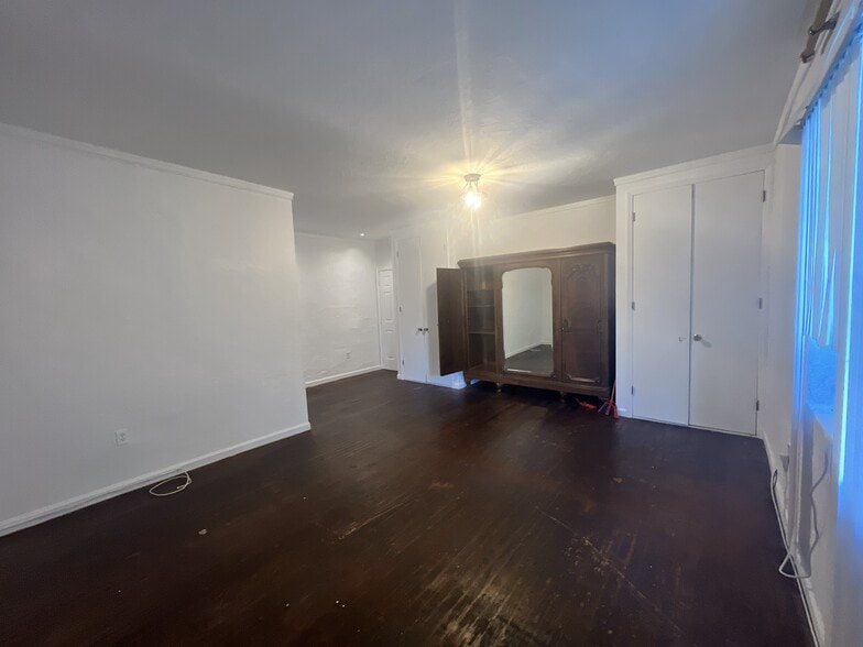 Building Photo - 100 NE 43rd St