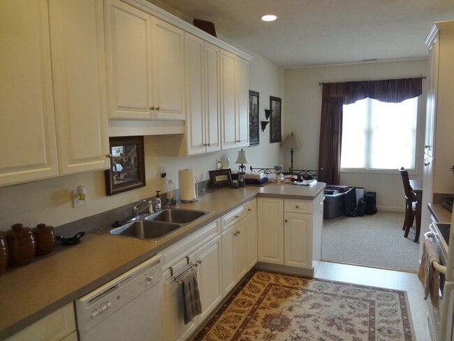 Building Photo - Handsome End Unit Townhouse in Taylor Springs