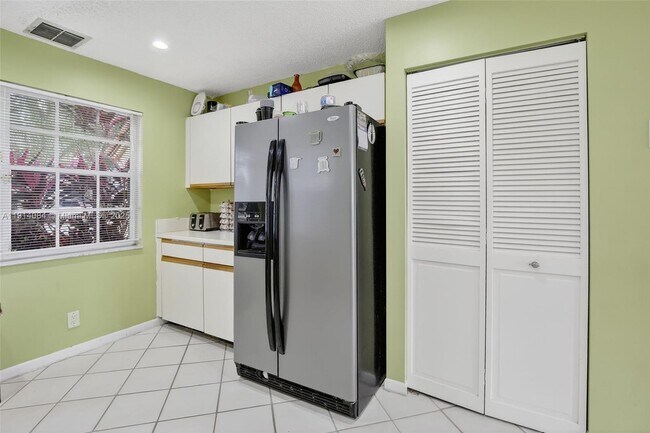 Building Photo - 9481 Oak Grove Cir