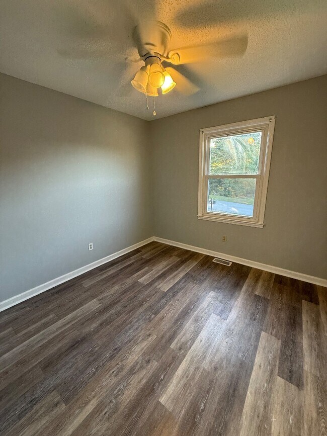 Building Photo - 124 Crestview Dr