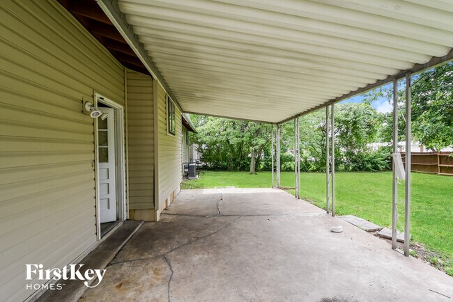 Building Photo - 2725 Benne Dr