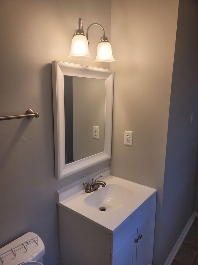 Building Photo - NEW LISTING!!!!!