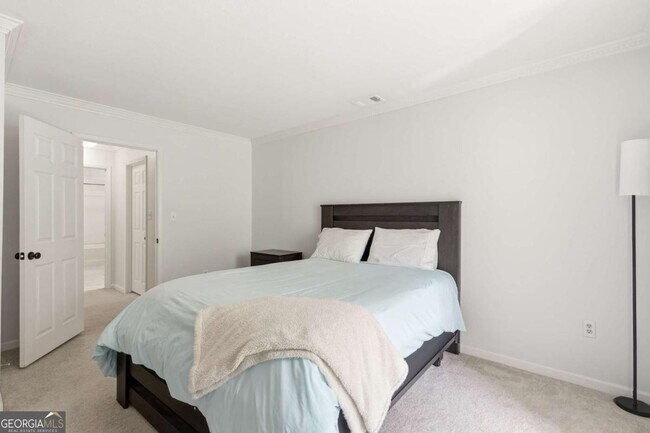 Building Photo - 24307 Plantation Dr NE