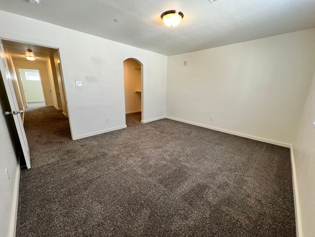 Building Photo - Bridgestone Crossing -3 bedroom 2.5 bath i...