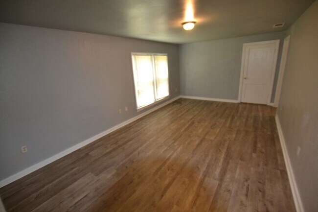 Building Photo - Updated, 3 bedroom, 2 bath home on treed lot in coveted Brownsfield Community