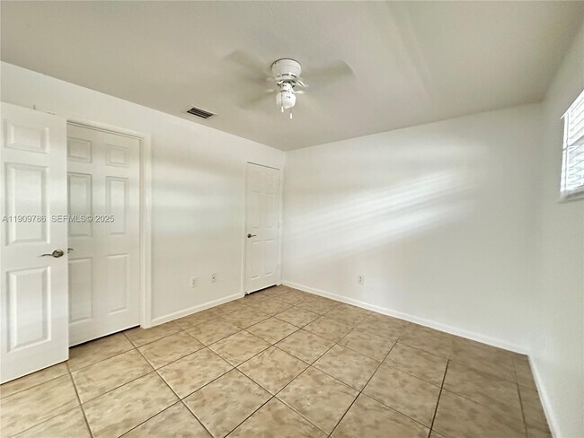 Building Photo - 1045 NE 10th Ave