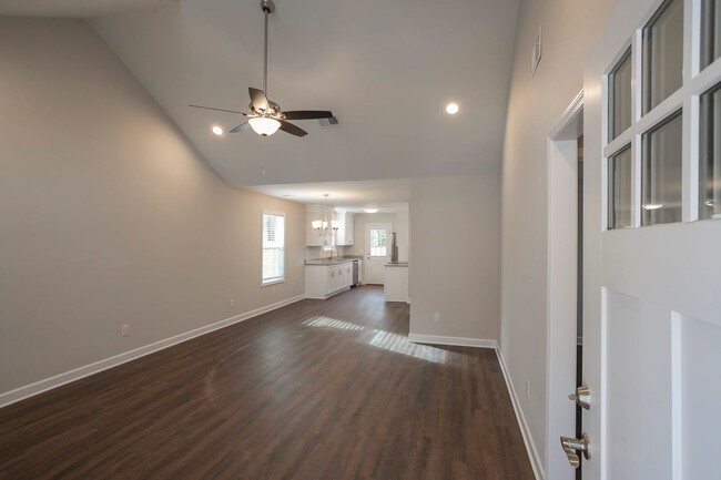 Building Photo - Charming Gallatin Home!