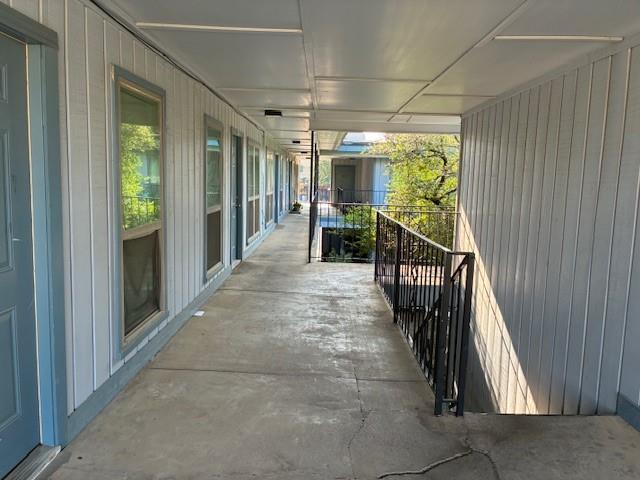 Building Photo - 425 S Oak St