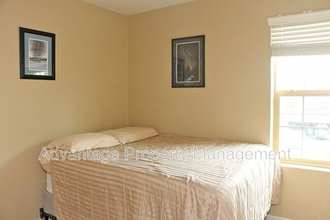 Building Photo - 2335 NW Laura Vis Dr