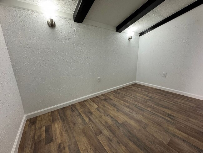 Building Photo - Rent to Own this beautiful 4 Bedroom 2 Ful...