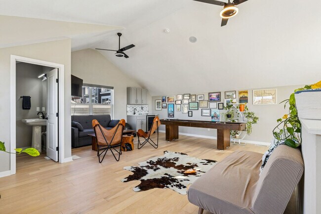 Building Photo - 412 W Shoreline Dr