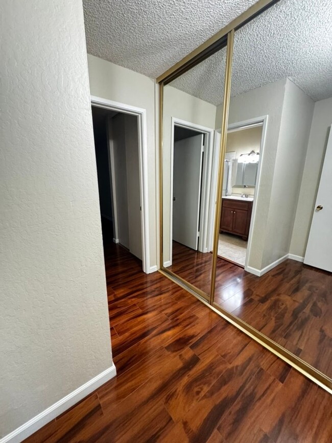 Building Photo - Clean, Comfortable, and Quiet Top-Floor Co...