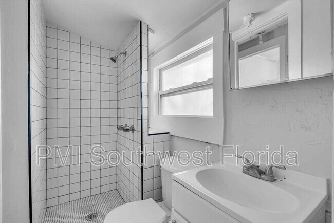 Building Photo - 1016 10th Ave W