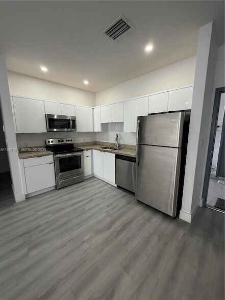 Building Photo - 853 E 24th St