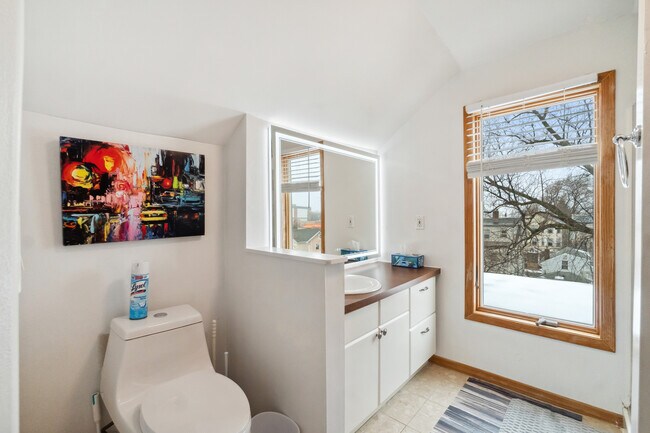 Building Photo - 40 Ella St