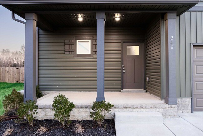Building Photo - Charming Home With Eat In Kitchen, Granite Countertops, and Glass Door Tiled Shower