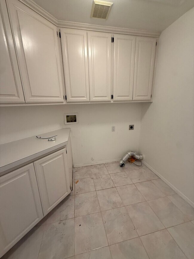 Building Photo - Beautifully Updated Single Story Home in The Country Club Near The Golf Course