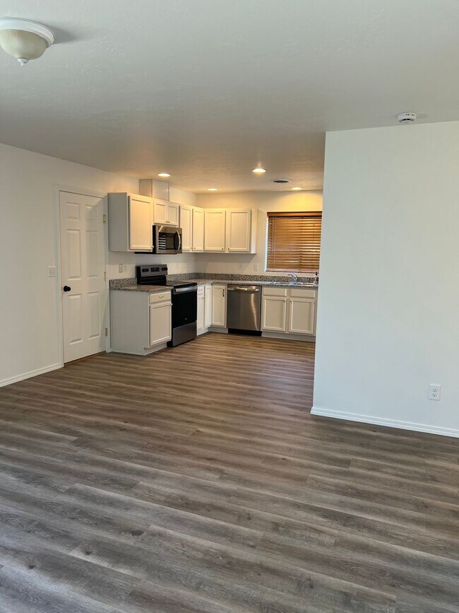 Building Photo - Coming soon! 4 bed 2.5 bath home in Meridian