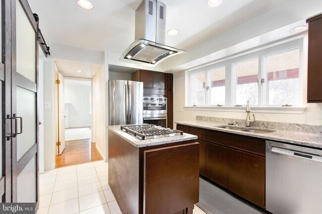 Building Photo - Palisades Gem Ready for Immediate Move-in!!