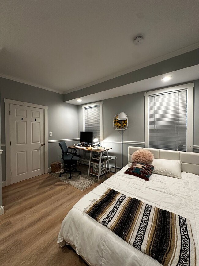 Building Photo - Spacious 3 Bed | 2 Bath in Prime Somerville Location with 2 parking!