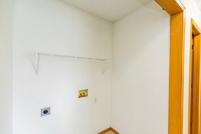 Building Photo - 1502 Cresent St
