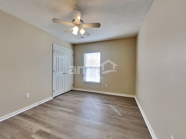 Building Photo - 112 Larkspur Dr