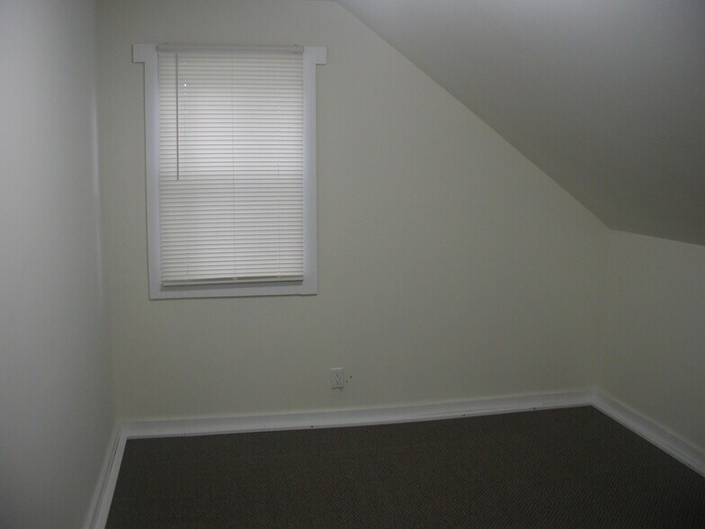 Building Photo - 241 E Ronning Ave