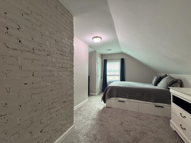 Building Photo - 3350 Highland Park Pl